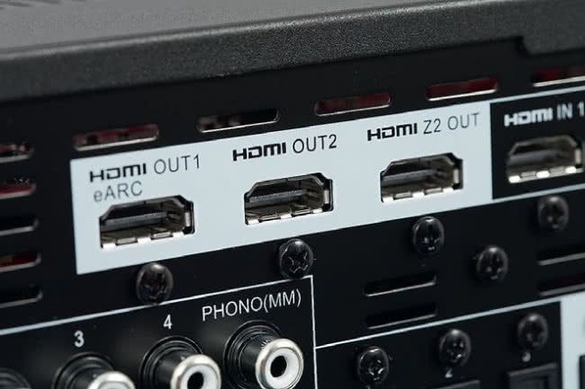Wyjścia HDMI są aż trzy (jedno dla zdalnej strefy), obsługują sygnały 8K.