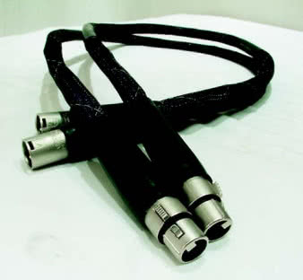 NF-G SE zbudowany jest z ośmiu linek ze srebrzonej miedzi, otoczonych srebrzonym ekranem, a wszystko w teflonowej koszulce