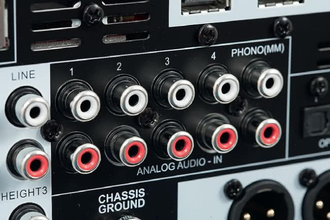 Wśród czterech wejść analogowych audio jedno przygotowano do obsługi gramofonu – chociaż tylko z wkładką MM.