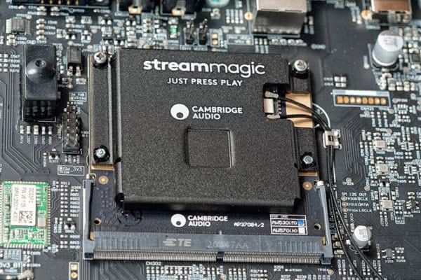 Cambridge Audio wykorzystuje własną platformę strumieniową StreamMagic, płytka zawiera również interfejs Wi-Fi.