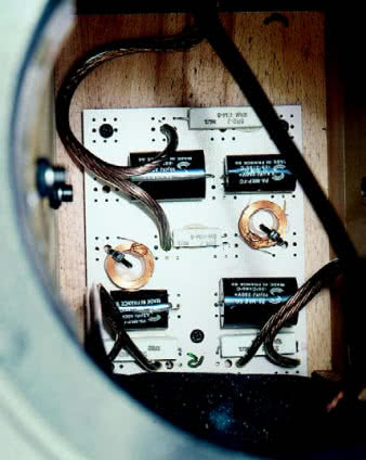 ...Zespół filtrów dla sekcji wysokotonowej znaleźliśmy zupełnie gdzie indziej - w komorze głośników, bezpośrednio za dolnym nisko-średniotonowym.