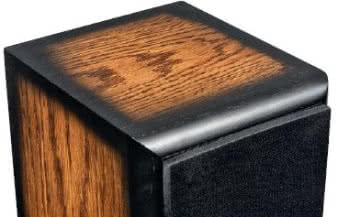 "Przypalenie" krawędzi obudowy to tylko
jeden z elementów spójnego, firmowego,
"zabytkowego" stylu. Żadnych gestów
w stronę współczesnych trendów - ale
konsekwencja też jest w cenie".