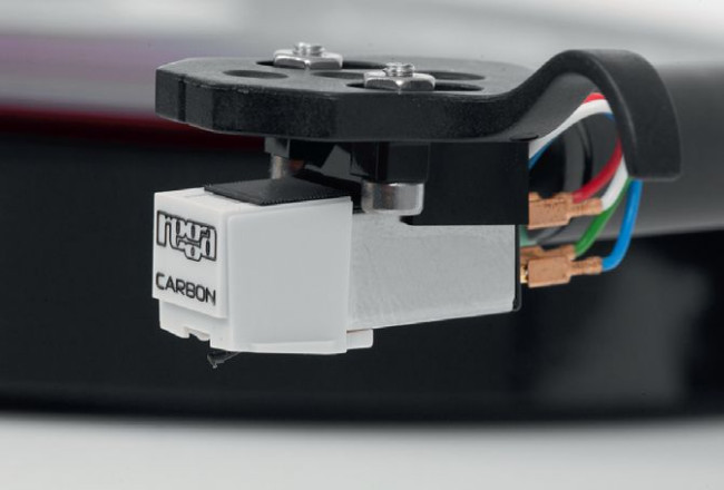 Wkładka Carbon MM ma firmowy znaczek Regi, chociaż przypomina modele Audio-Techniki.