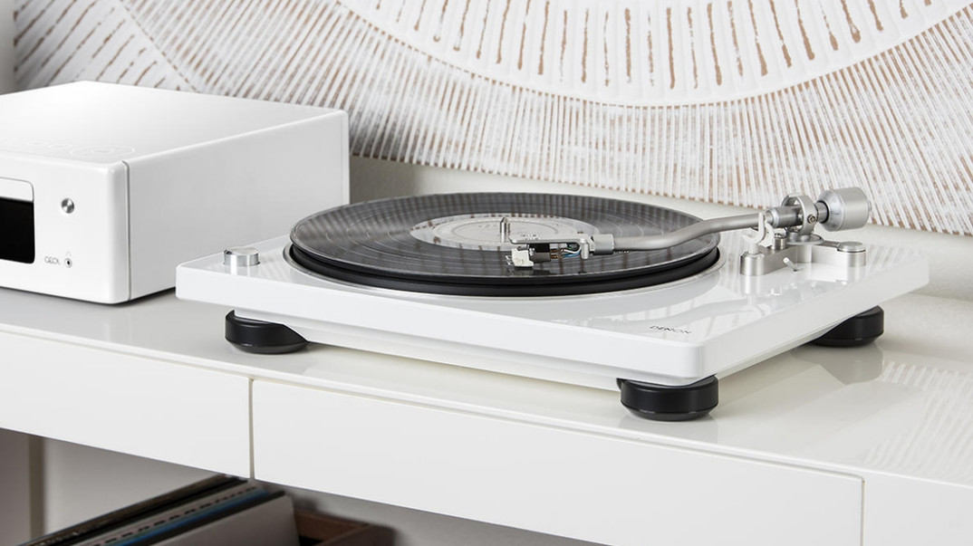 Gramofony Denon DP-400 i DP-450 USB w białym kolorze