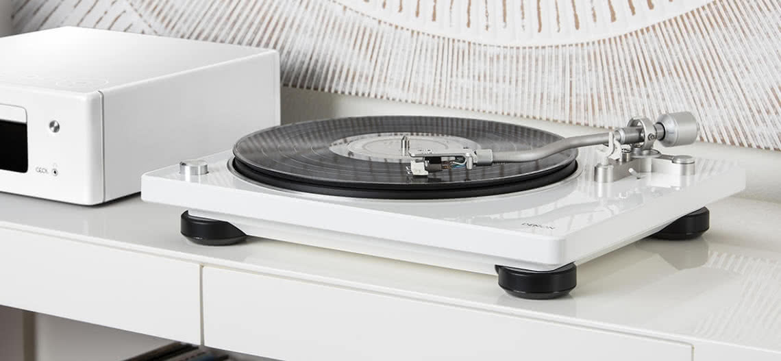 Gramofony Denon DP-400 i DP-450 USB w białym kolorze