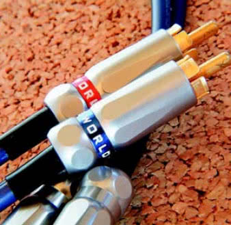 Wtyki to opatentowane konstrukcje o nazwie Gold Tube, wykonane ze srebrzonej, a następnie złoconej bez pośrednictwa substratów miedzi. 