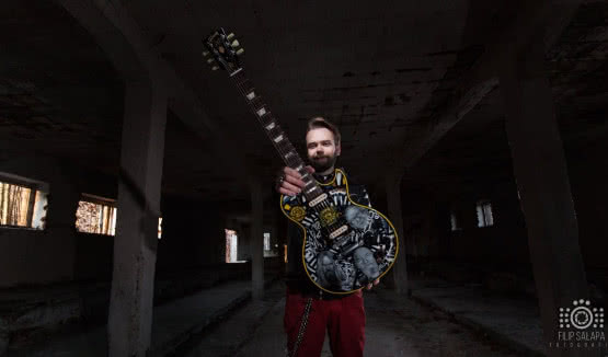 Kolejna woodstockowa gitara na aukcji WOŚP