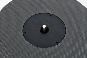 W centralną część podstawy wkręcono łożysko wraz
z metalowymi elementami dociążającymi chassis.