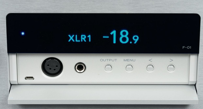 Po uchyleniu klapki mamy dostęp do menu i wyjść słuchawkowych