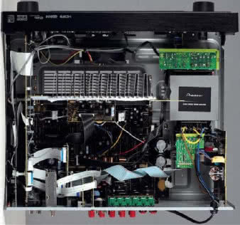 W typowej
dla Pioneera
konstrukcji
główne miejsce
zajmują
końcówki
mocy zbudowane
na
bazie dwóch
układów scalonych,
trzyi
dwukanałowego.