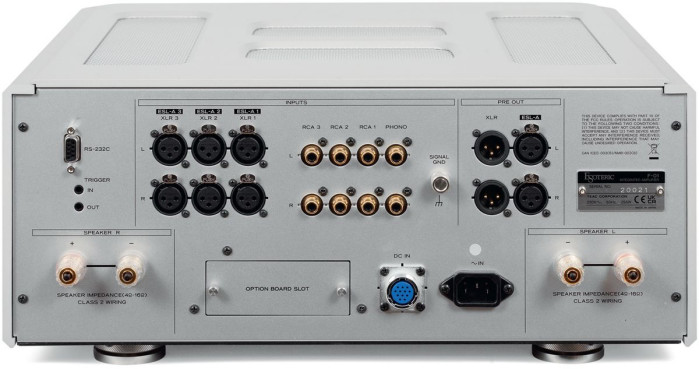 F-01 to wzmacniacz bez sekcji cyfrowej, za to jego analogowe wyposażenie jest bogate, kompletne i oryginalne.