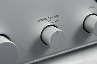 Marantz stosuje tradycyjne regulatory barwy
i zrównoważenia kanałów, co nie wszystkim
audiofi lom przypadnie do gustu, ale jest na to skuteczne antidotum –
system Direct, pozwalający sygnałowi
ominąć niepotrzebne układy.