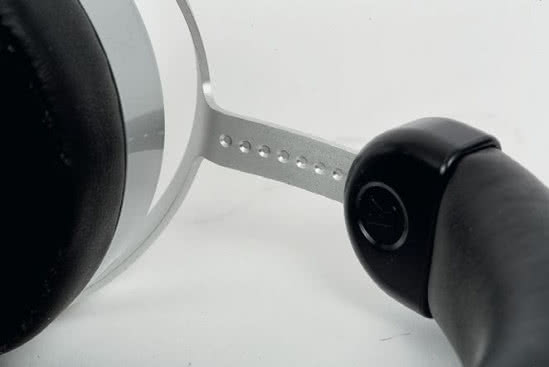 Przegub ma optymalną elastyczność, która pomaga w ułożeniu słuchawek na głowie