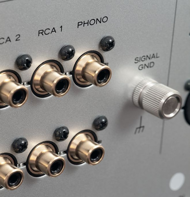 Od niedawna Esoteric ma w ofercie gramofon – F-01 już na niego czeka z wejściem phono, obsługującym wkładki MM i MC.