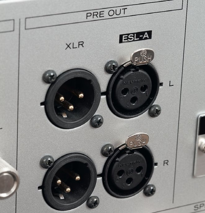 Wyjścia (z przedwzmacniacza) są dwa, każde w formie XLR, ale z obsługą sygnałów różnego typu (jedno dla sygnałów typu ESL-A).