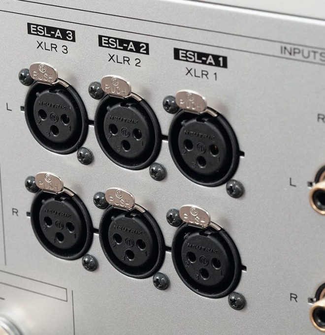F-01 ma trzy liniowe wejścia XLR, które można (choć nie trzeba) skonfigurować w firmowym trybie ESL-A.