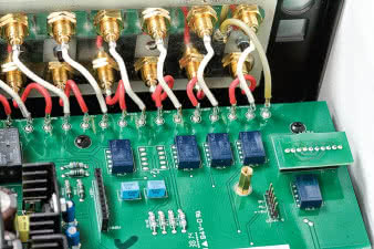 Za gniazdami wejściowymi sygnały są kluczowane
w przekaźnikach. Obok gniazda dla opcjonalnego modułu przedwzmacniacza phono.