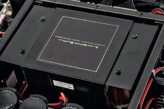 Wspólny transformator zasilający osłonięto
ekranem.