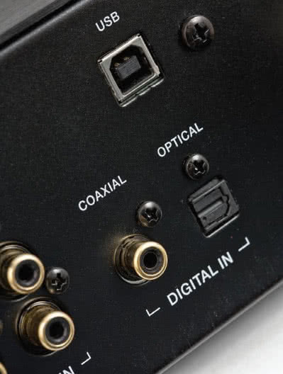 Złącze USB potrafi przyjąć sygnał PCM o rozdzielczości aż do 32 bitów i częstotliwości próbkowania 384 kHz.