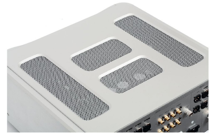 Obszerne kratki wentylacyjne znajdują się nie tylko na górnej, widocznej płycie, ale i na części dolnej ścianki – odprowadzanie ciepła to kluczowa kwestia we wzmacniaczach pracujących w klasie A. Górna pokrywa jest zamontowana – absolutnie celowo – z wyraźnym luzem.