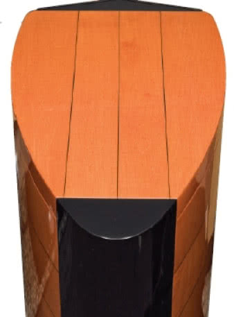 Wygięte boczne ścianki łączy z tyłu gruba listwa,
której profil płynnie zamyka cały kształt.