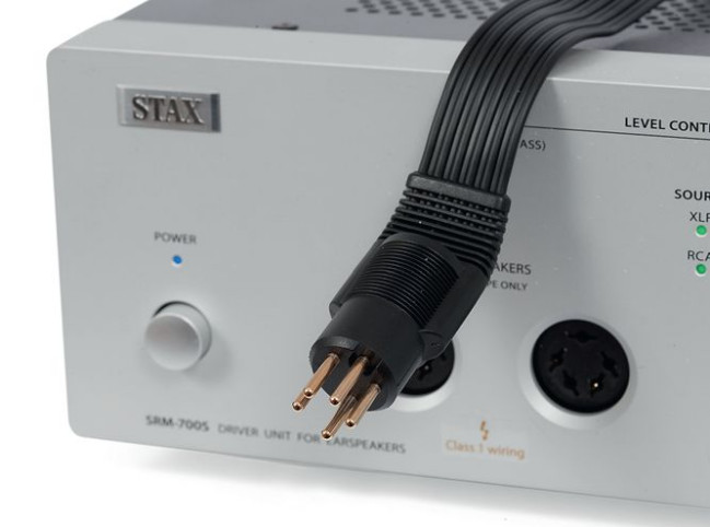 Kabel jest zakończony specjalnym wtykiem, który prowadzi zarówno sygnały audio obydwu kanałów, jak i napięcie polaryzacyjne. Do SRM-700S możemy podłączyć dwie pary słuchawek.