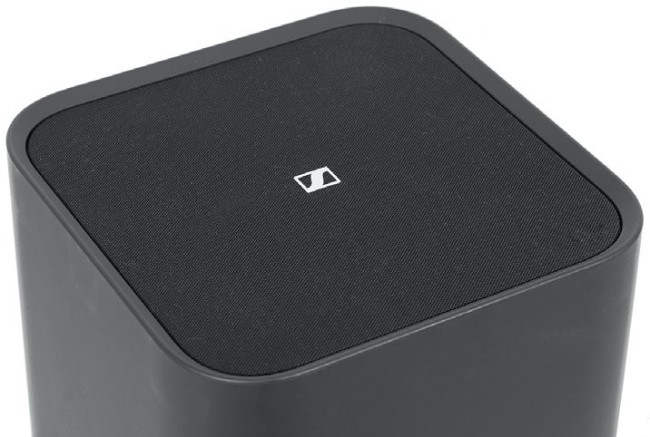 Subwoofer ma formę wysokiej kostki, którą można wygodnie i bezpiecznie ustawić pod ścianą, a nawet w kącie pomieszczenia….