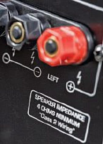 Pod zaciskami głośnikowymi.
widnieje (bardzo rzadka w
przypadku amplitunerów
wielokanałowych) krzepiąca
informacja o dopuszczeniu do
użycia 4-omowych kolumn.