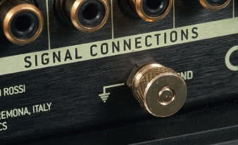 Trzpień uziemienia sugeruje, że wzmacniacz ma
korekcję phono, jednak jest ona dostępna jako
opcjonalna karta rozszerzeń.