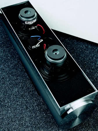 Athena 0.5 jest nie tylko mniejsza, ale skrywa za maskownicą zupełnie inny zestaw głośników.