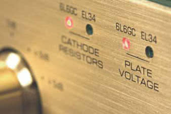 Leben ma unikalną możliwość "akomodacji"
dwóch typów lamp - 6L6 lub EL34; o tym, których używamy, informują diody.