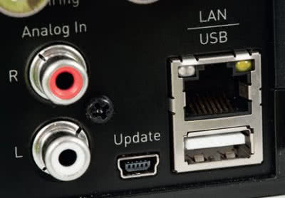 Obydwa złącza USB służą do zastosowań serwisowych. Urządzenie nie współpracuje więc z pendrajwami i innymi nośnikami pamięci tego typu.