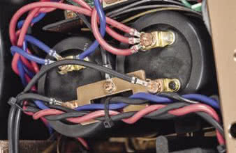 Ponieważ przez kondensatory przepływają duże
prądy, podłączono je wieloma kabelkami, a masę
spięto miedziowaną płytką.