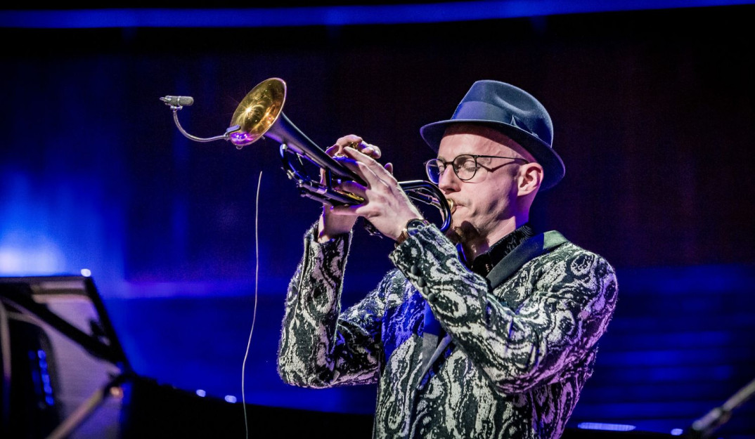 JBL Summit Everest i jazz z Piotrem Schmidtem podczas Audio Video Show 2026