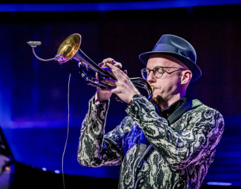 JBL Summit Everest i jazz z Piotrem Schmidtem podczas Audio Video Show 2026