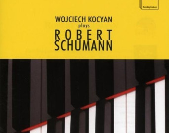 Plays Robert Schumann