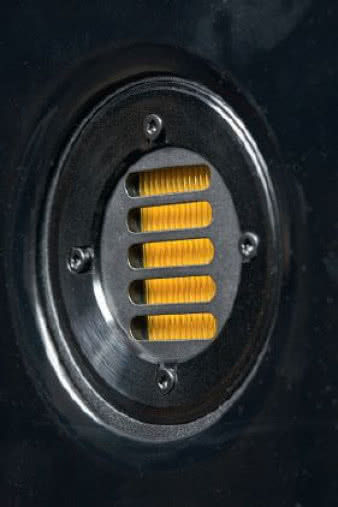 Wysokotonowy JET ponownie zaimponował
subtelnością i bogactwem wybrzmień.
Chociaż ten typ przetwornika, odmienny
od zwykle spotykanych kopułek, powstał
już kilkadziesiąt lat temu, wciąż może
być uważany za awangardowy. W jego
produkcji, niezależnie od zautomatyzowania
niektórych czynności, inne muszą być
wciąż wykonywane ręcznie (formowanie
"pogiętej" w harmonijkę membrany),
stąd koszty są i będą wysokie...