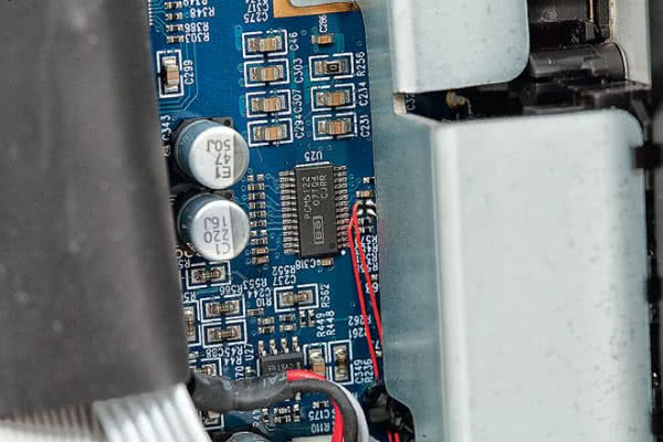 Głównym przetwornikiem C/A jest ES9028 ESS Technology, w pobliżu wyjść niskopoziomowych jest też stereofoniczna kość Texas Instruments.