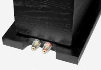 W tym miejscu,
w tak pomysłowy sposób,
pozwalający przewodom biec elegancko, bezpośrednio
po podłodze, można było zainstalować tylko
jedną parę zacisków przyłączeniowych.