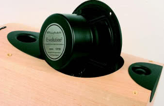 Podobnie jak Monitor Audio RS1, również
Wharfedale przygotował kompleksowe
ekranowanie swojego monitora - na
niskośredniotonowy założono puszkę,
a wysokotonowy ma magnes
neodymowy.