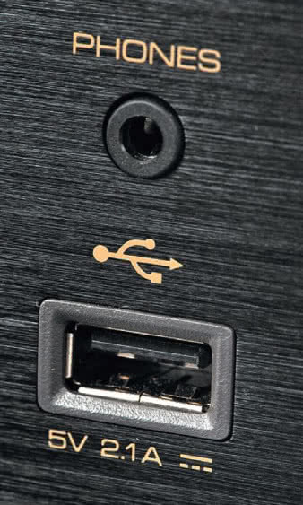 Jakby z tyłu było
jeszcze za mało
wejść... z przodu
pojawiają się kolejne.
USB pomoże
obsłużyć sprzęt
Apple.