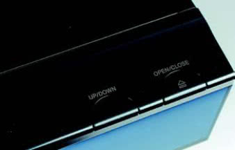 Trzy kluczowe przyciski do obsługi BDP-S500
ulokowano na krawędzi górnej części obudowy.