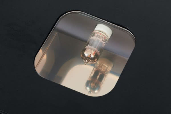 Płytkę z pleksi można odsunąć, uzyskując dostęp do lampy, aby ewentualnie ją wymienić.