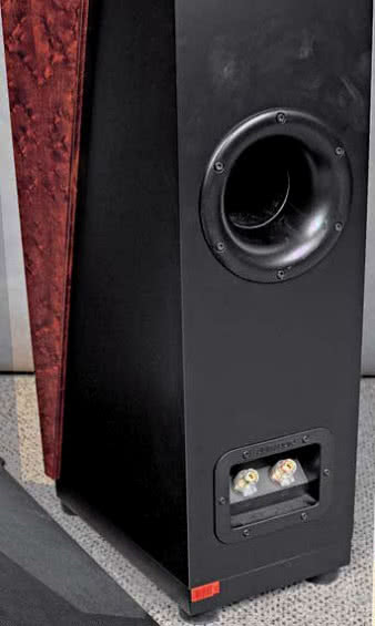 Pojedyncze (czyli złożone z dwóch zacisków)
gniazdo przyłączeniowe to stały element
w konstrukcjach Dynaudio, które nigdy nie
zgadzało się na bi-wiring. Duży otwór basrefleks
napędzany jest ciśnieniem od obydwu
głośników niskotonowych, pracujących we
wspólnej komorze.