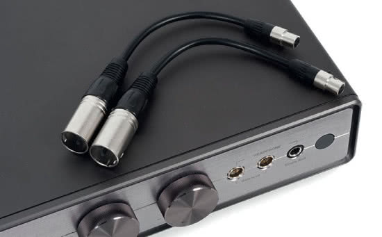 Asus z atencją traktuje użytkowników słuchawek, są niezależne wyjścia dla podstawowego standardu niesymetrycznego i zbalansowanego. W komplecie są także adaptery słuchawkowe ze standardu mini XLR na XLR.