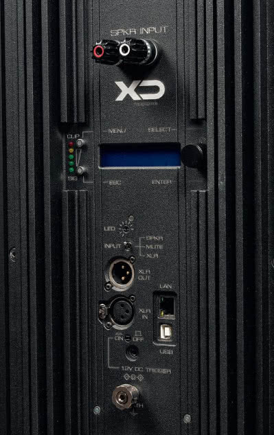 System XD daje ogromne możliwości, ale ich wykorzystanie wymaga podłączenia PC (USB lub LAN), a najlepiej – również systemu pomiarowego. Zakres regulacji dostępnych bezpośrednio na panelu jest niewielki, w zasadzie sprowadza się do wyboru wśród zaprogramowanych opcji.