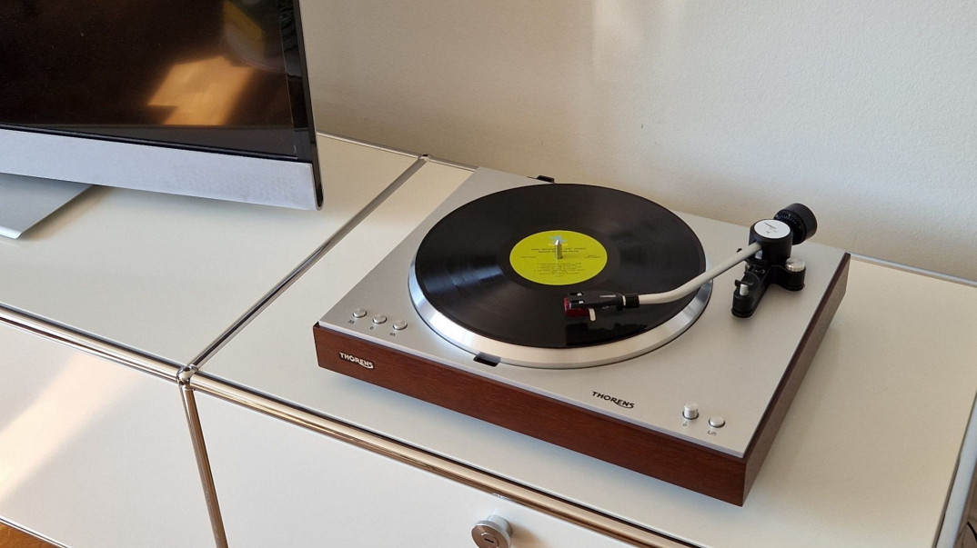 Thorens prezentuje nowy gramofon z napędem bezpośrednim - TD 404 DD 