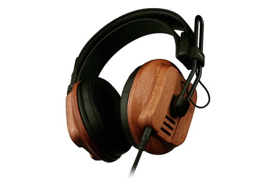 Słuchawki Fostex T60RP mają drewniane obudowy i skórzane pady nauszne 