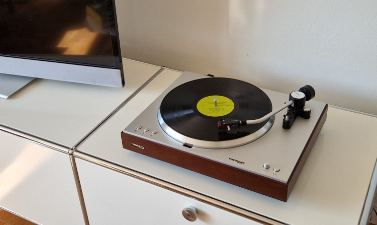 Thorens prezentuje nowy gramofon z napędem bezpośrednim - TD 404 DD