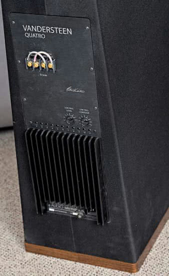 Quatro to konstrukcja
z aktywną sekcją subniskotonową -jej
wzmacniacz ma moc 250 W i napędza dwa
25-m głośniki, przetwarzające zakres do ok.
100 Hz.